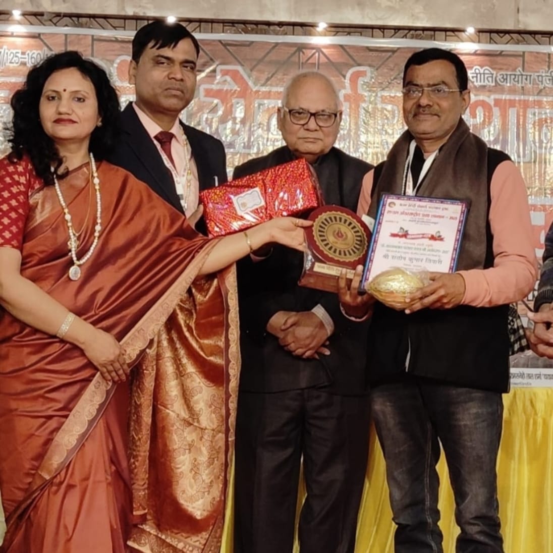 सन्तोष कुमार तिवारी को पं. जगन्नाथ लहरी स्मृति काव्य श्री अलंकरण